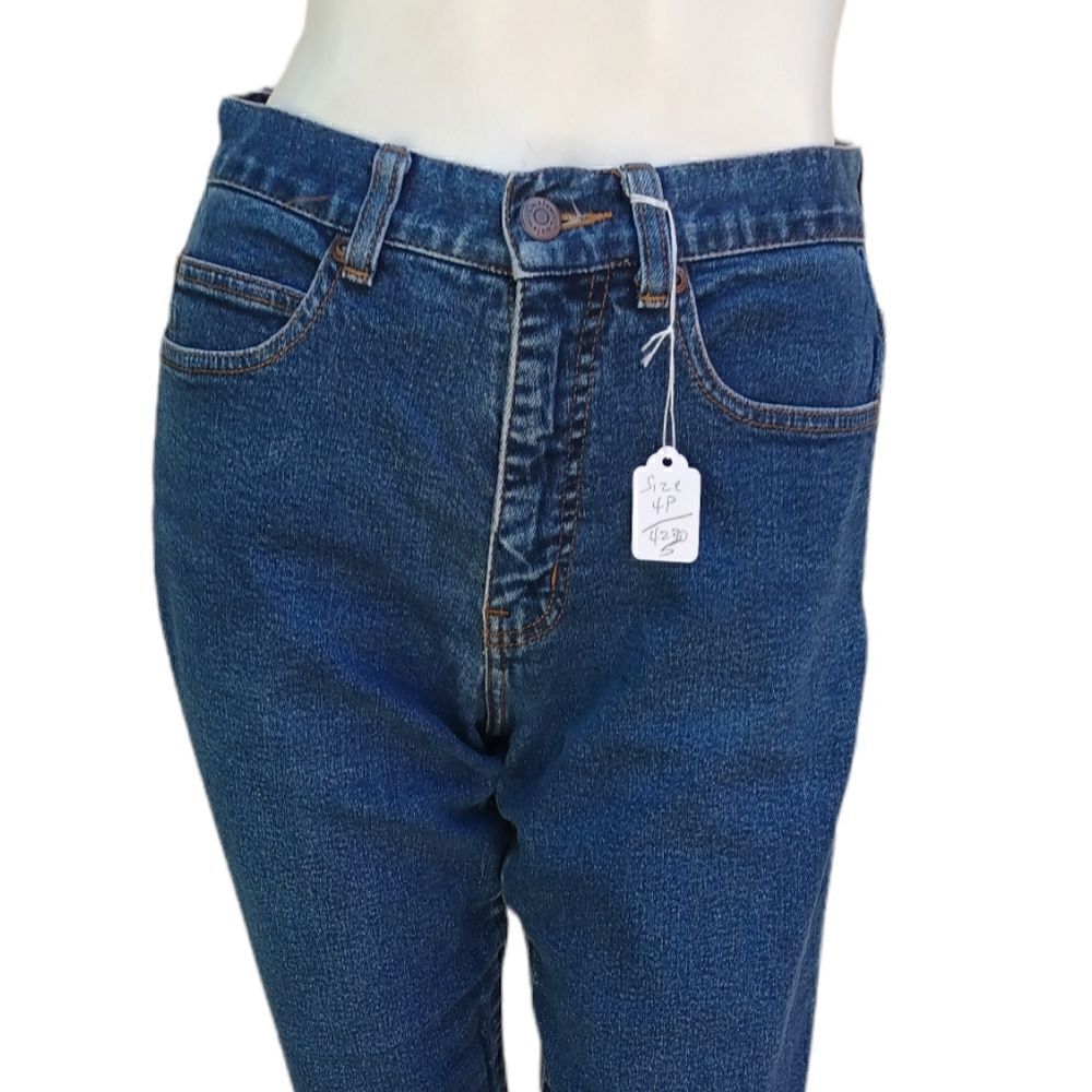 42305...Caslon Straight leg Jeans Size 4P, W24"  25"Inseam  10"Rise
